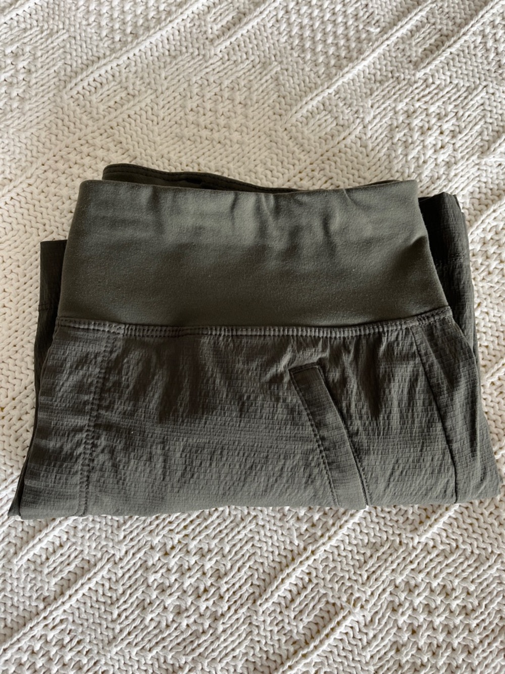 Athleta Trekkie North Mid Rise 3.5" Short in Olive Green Sz 8 - Picture 14 of 14